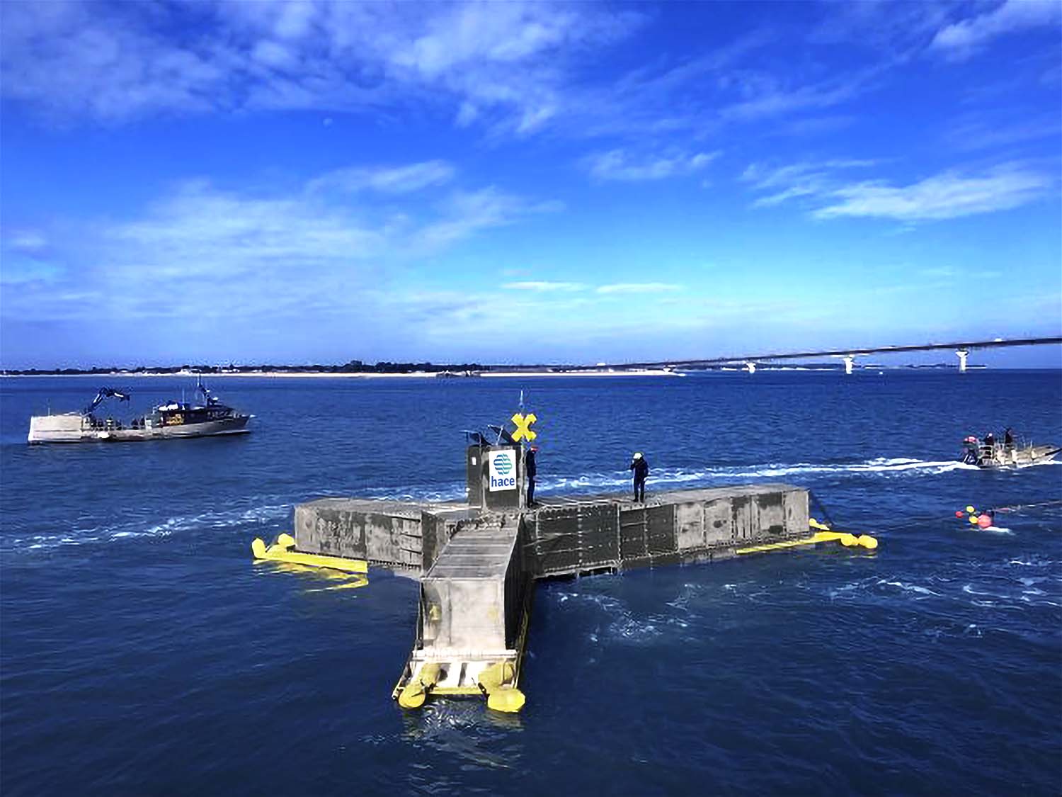 Turbina HACE durante testes no mar — vista frontal com barcos