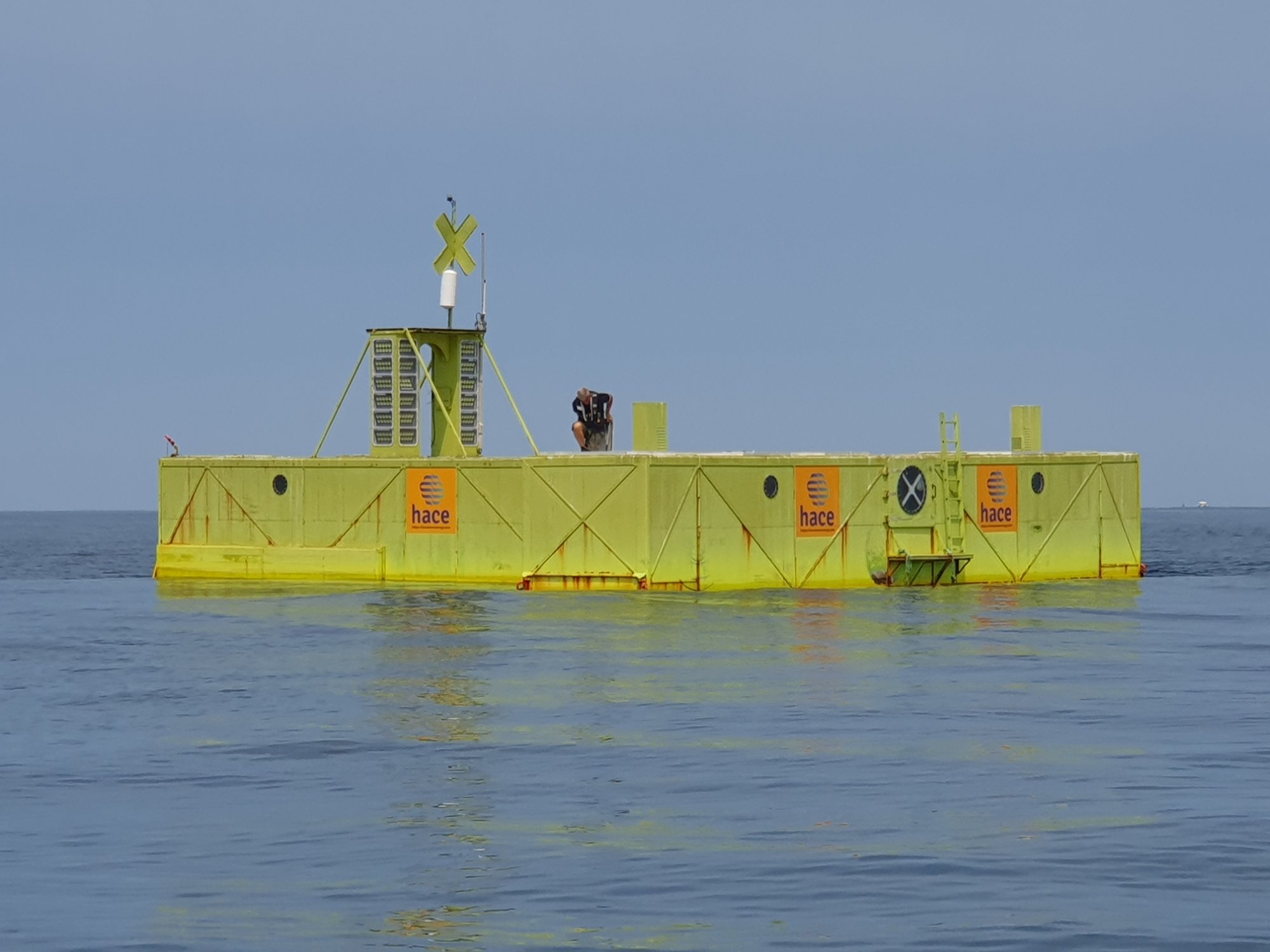 Prototype HACE vu de profil par mer calme