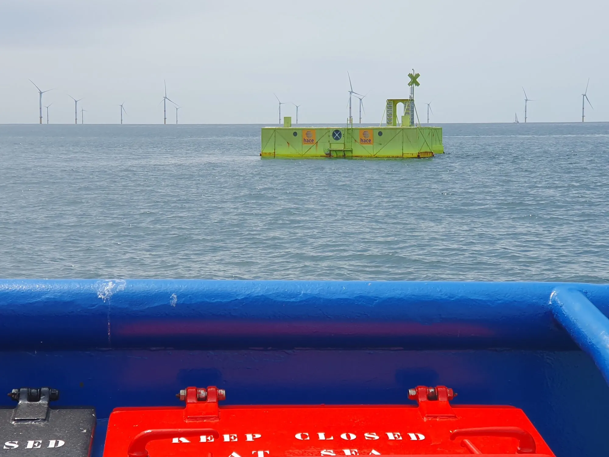 Module HACE avec parc éolien en arrière-plan